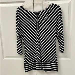 NWT White House Black Market - Size Small - Fitted Graphic Blouse Black & White